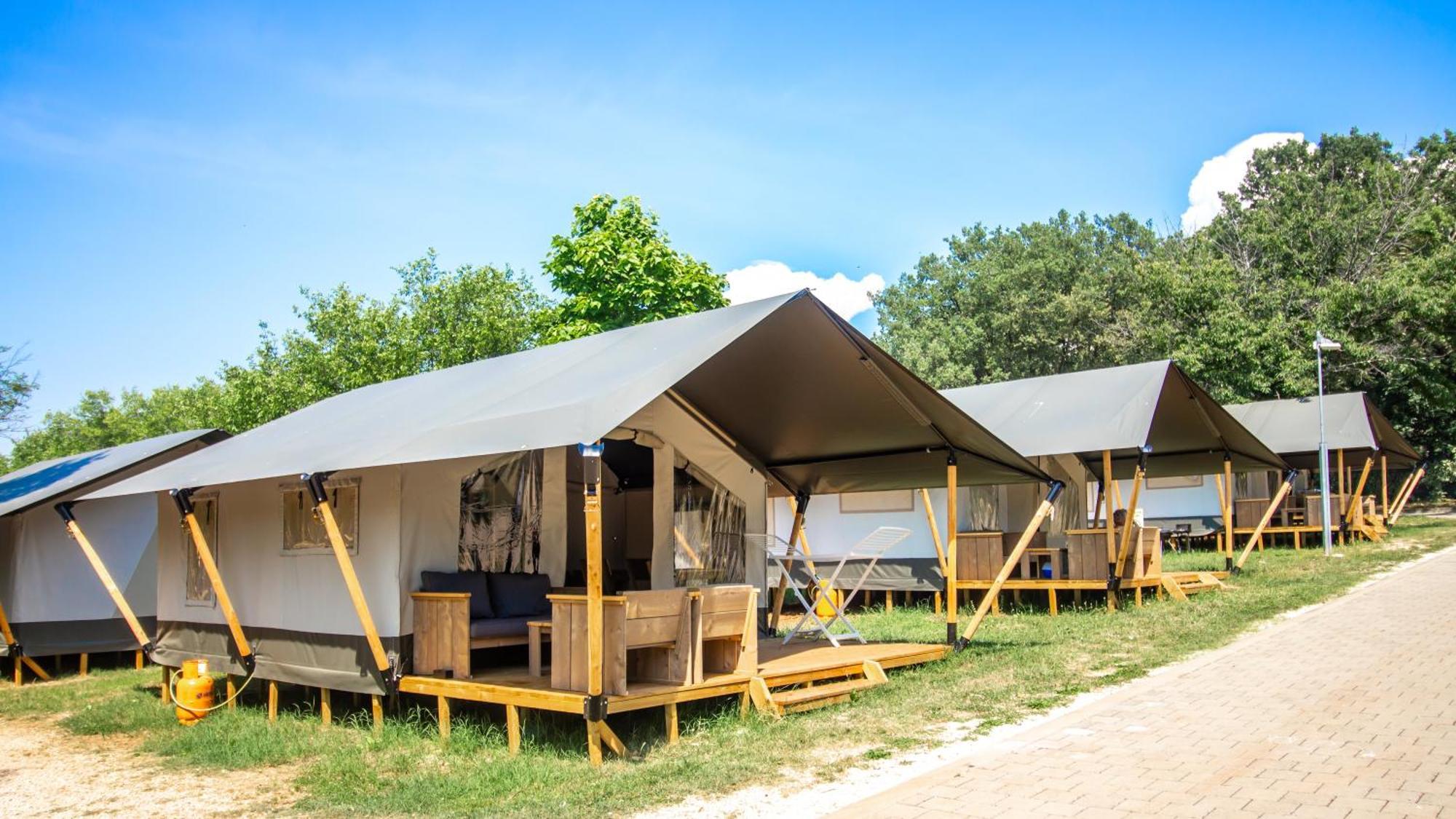 Easyatent Camping Porto Sole เวอร์ซาร์ ภายนอก รูปภาพ